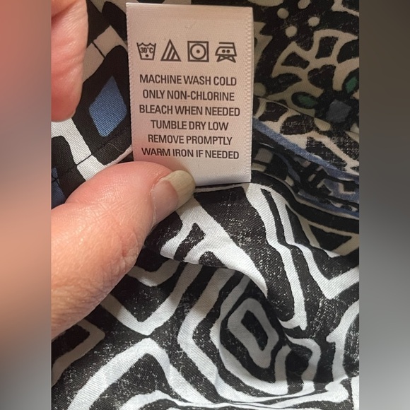 - Paperwhite Woman’s Long Sleeve Button-Up Blouse Size 06 - Picture 9 of 9